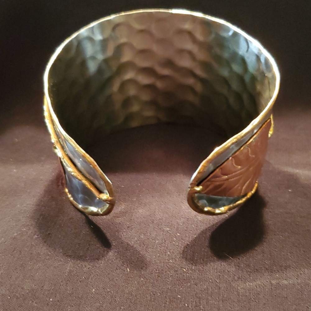 Leaf motif cuff bracelet - Picture 3 of 3